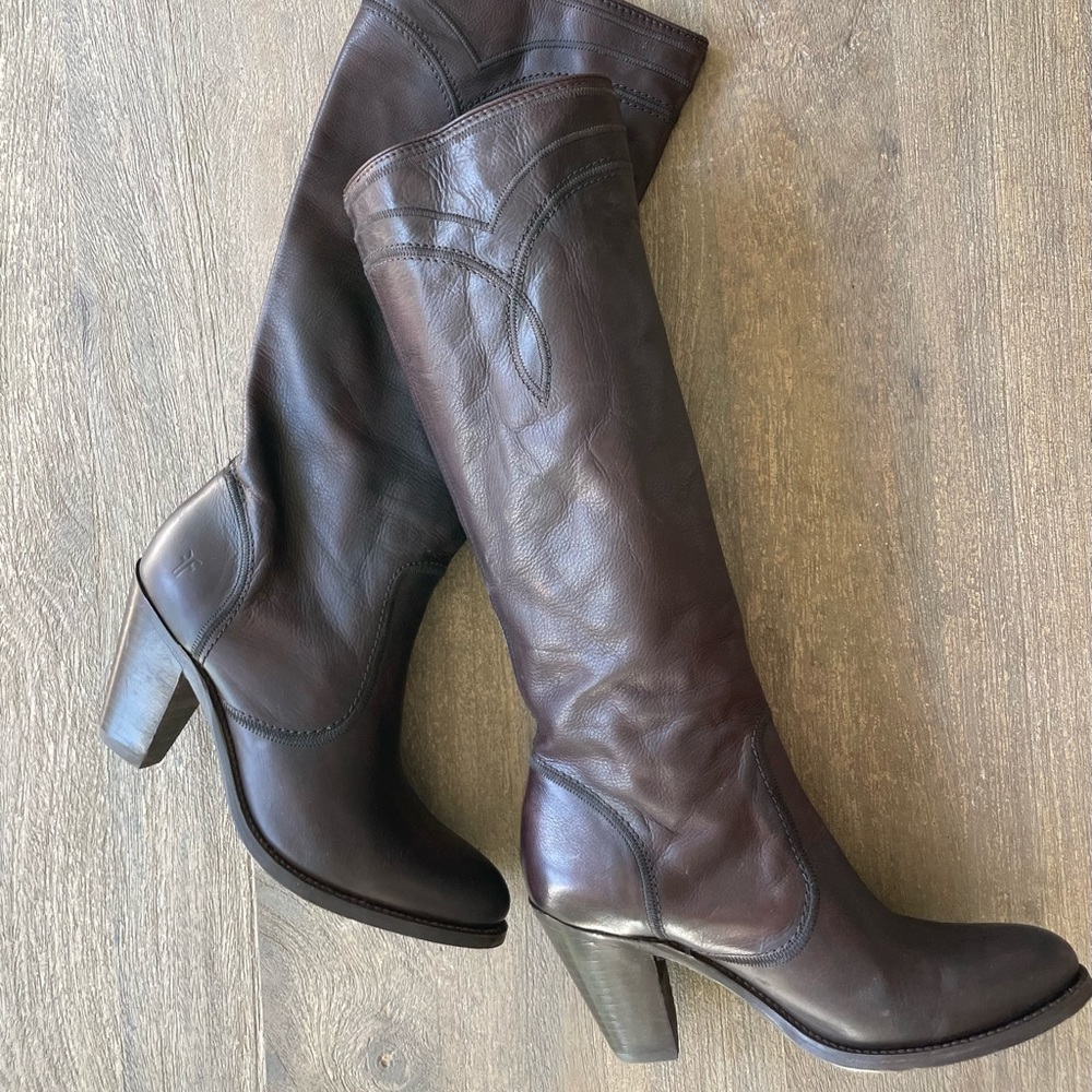 $99.00 Frye Mustang Stitch dark brown boot in 8.5